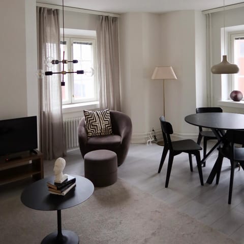 TV and multimedia, Living room, Photo of the whole room, Seating area, furniture, internet, air conditioner
