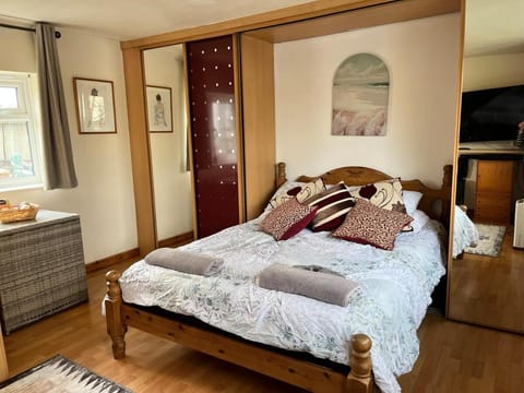 TV and multimedia, Living room, Seating area, Bedroom, towels