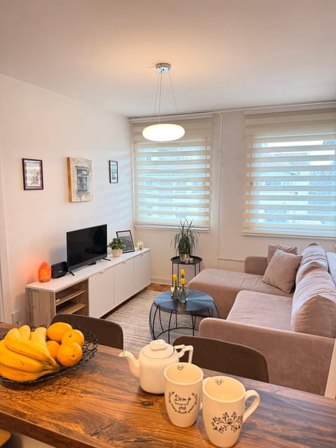 TV and multimedia, Coffee/tea facilities, Kitchen or kitchenette, Living room