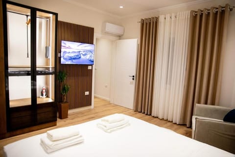 Bed, TV and multimedia, Photo of the whole room, Bedroom, towels, wardrobe, air conditioner