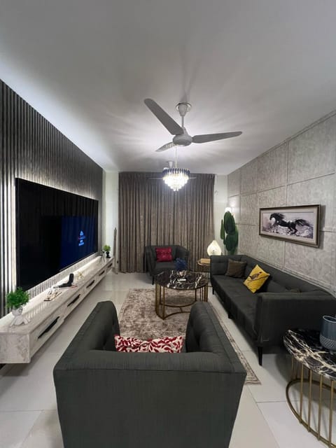Communal lounge/ TV room, Communal lounge/ TV room, TV and multimedia, Living room, Seating area, Evening entertainment