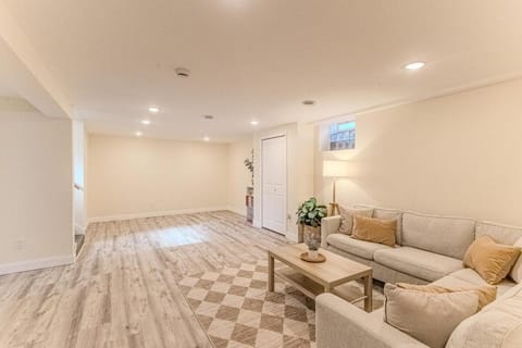 Terrace Haven Cozy 5-Bedroom Retreat near Downtown House in Columbia Heights