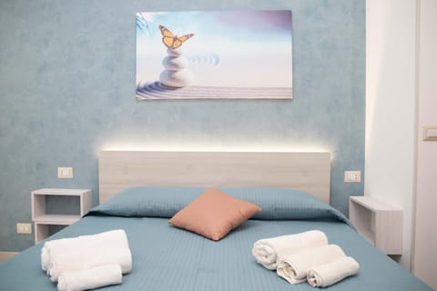 Bed, towels