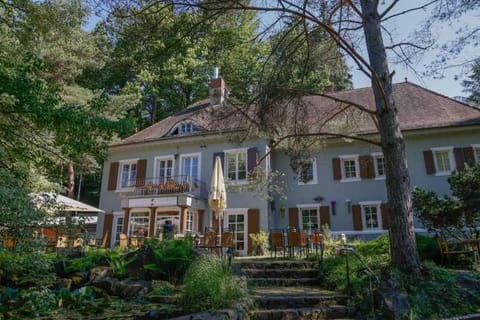 Property building, Restaurant/places to eat, Garden, Garden view