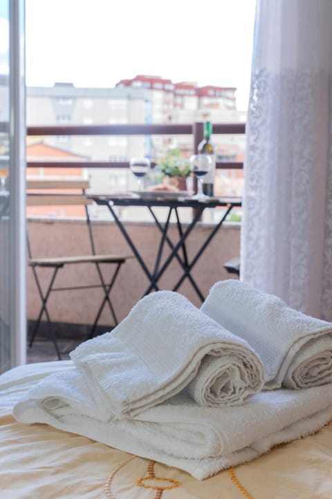View (from property/room), Balcony/Terrace, Bedroom, towels