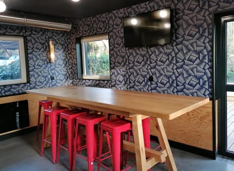 Restaurant/places to eat, Seating area, Dining area