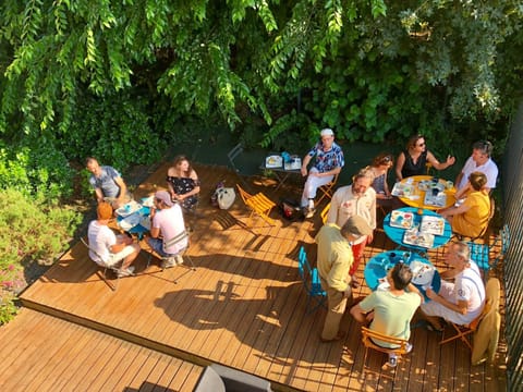 Patio, People, Garden, Dining area, Garden view