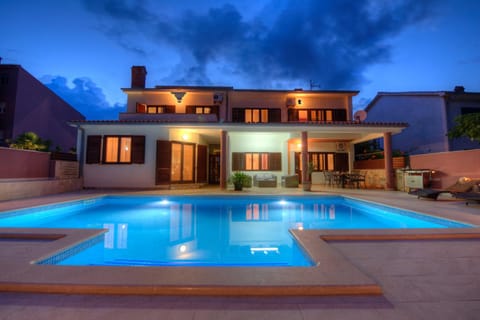 Property building, Pool view, Swimming pool, Breakfast, Sunrise