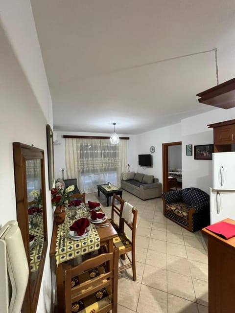 Communal lounge/ TV room, Kitchen or kitchenette, Living room, Photo of the whole room, Seating area, Dining area