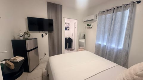 Bed, TV and multimedia, Bedroom