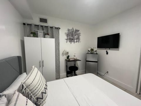 Bed, TV and multimedia, Bedroom, wardrobe