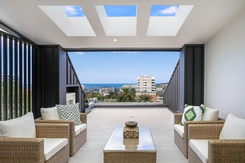 View (from property/room), Balcony/Terrace, City view, Sea view