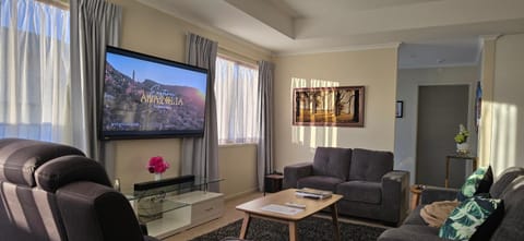 TV and multimedia, Living room, Seating area, Evening entertainment