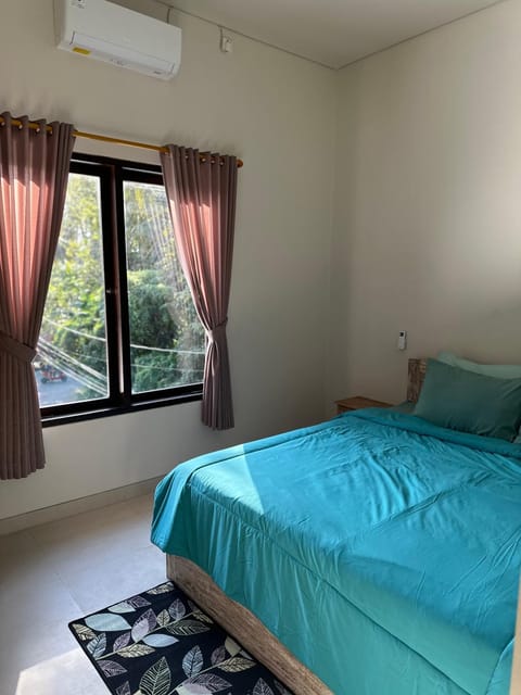 Photo of the whole room, Bedroom, air conditioner