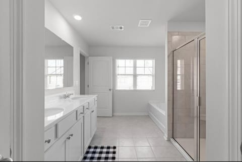 Elegant Townhouse Retreat Near Mall Of Georgia House in Buford