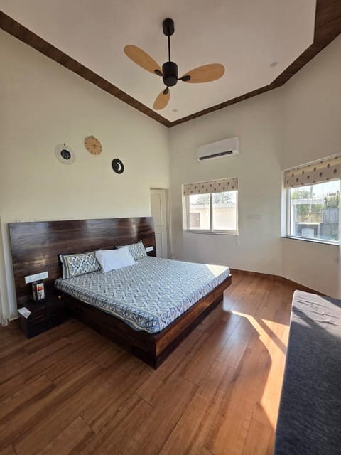 Bed, Photo of the whole room, Bedroom, air conditioner