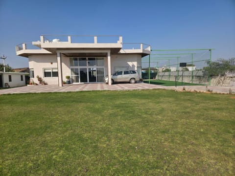 Property building, Day, Natural landscape, Garden, Garden view, Parking