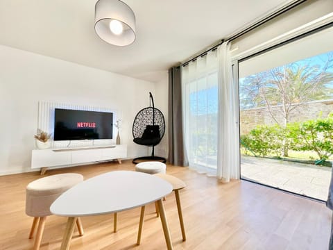 TV and multimedia, View (from property/room), Balcony/Terrace, Living room