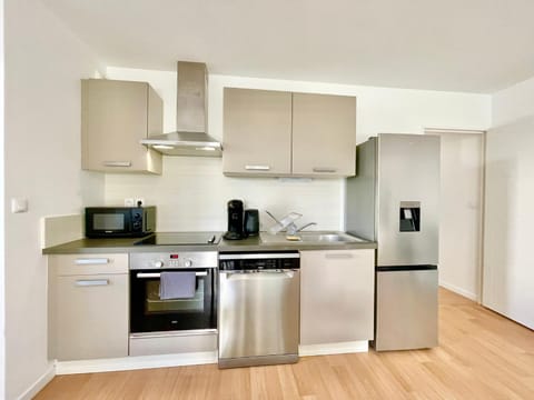 Coffee/tea facilities, dishwasher, oven, stove