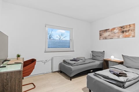 Bed, TV and multimedia, Bedroom
