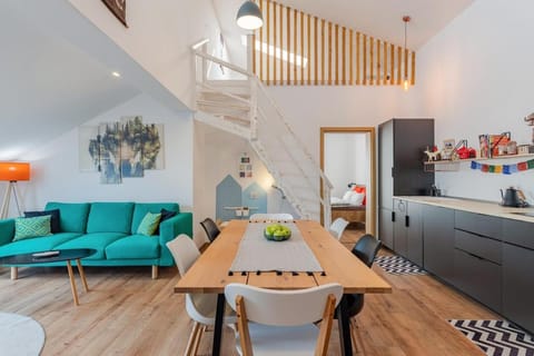 Kitchen or kitchenette, Living room, Seating area, Dining area