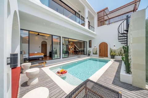 Property building, Patio, Swimming pool, Swimming pool, sunbed