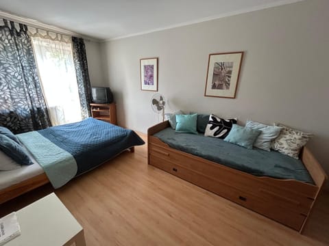 Bed, Photo of the whole room, Seating area