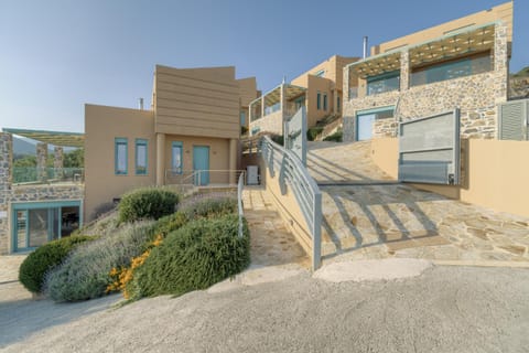 Property building, Facade/entrance, Day