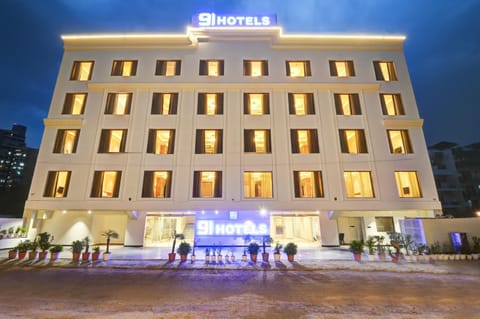 Property building, Facade/entrance, Night