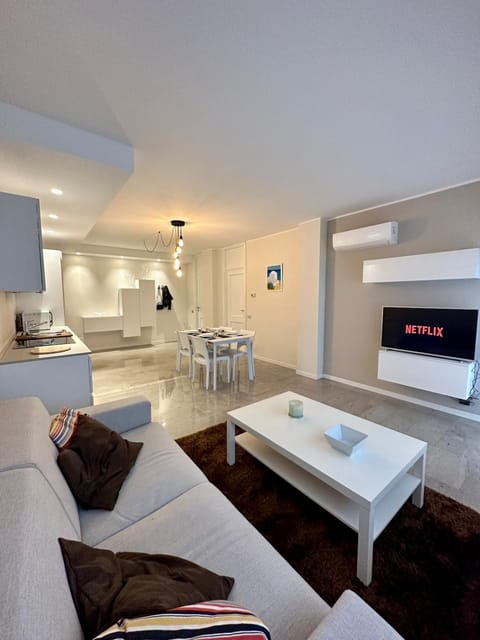 TV and multimedia, Kitchen or kitchenette, Living room