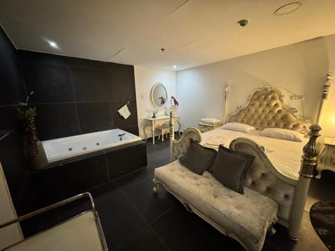 Bed, Hot Tub