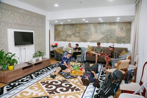 Communal lounge/ TV room, People, TV and multimedia, Living room, Seating area, Evening entertainment, group of guests