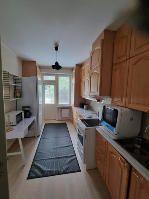 Kitchen or kitchenette, dishwasher, oven