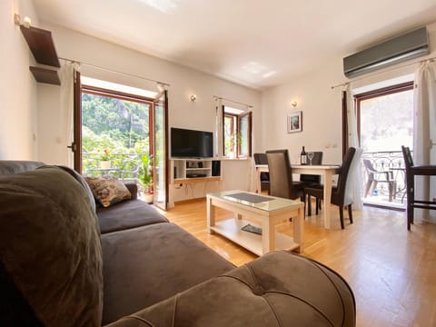 Communal lounge/ TV room, TV and multimedia, Seating area