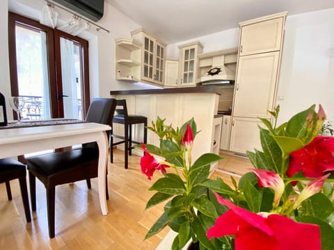 Kitchen or kitchenette, Seating area, Dining area