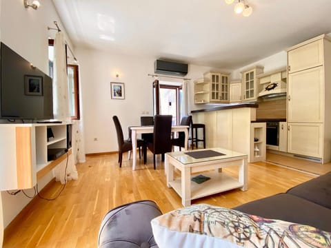 Communal lounge/ TV room, TV and multimedia, Living room, Dining area