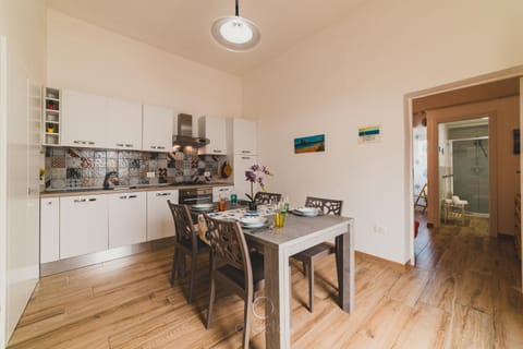 Kitchen or kitchenette, Dining area, stove