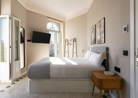 Bed, TV and multimedia, Bedroom