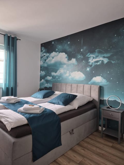 Bed, Photo of the whole room, Bedroom, towels