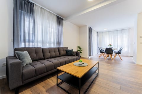 Living room, Seating area, Dining area, Family