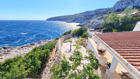 Property building, Day, Neighbourhood, Natural landscape, Sea view