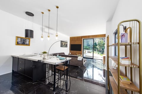 TV and multimedia, Kitchen or kitchenette, Dining area, minibar