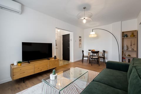 TV and multimedia, Seating area, Dining area, air conditioner