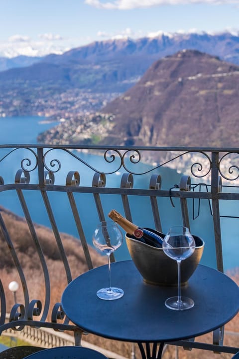 View (from property/room), Balcony/Terrace, Bedroom, Lake view, Drinks