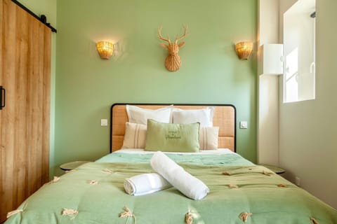 Bed, Photo of the whole room, Bedroom, towels