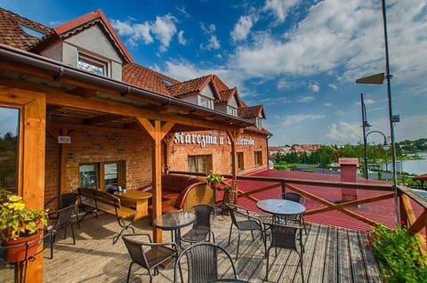 Property building, Patio, Balcony/Terrace, Seating area, Meeting/conference room