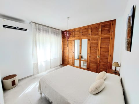 Bed, Photo of the whole room, Decorative detail, Bedroom, furniture, wardrobe, air conditioner