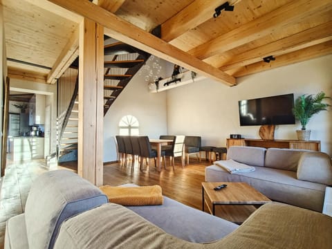 TV and multimedia, Living room, Seating area, Dining area