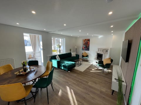 TV and multimedia, Living room, Seating area, Dining area