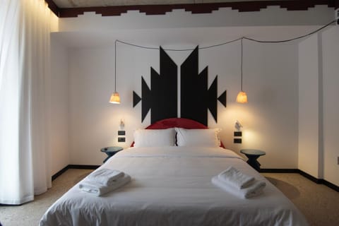 Bed, Other, Photo of the whole room, Decorative detail, Seating area, Bedroom, furniture, towels, air conditioner